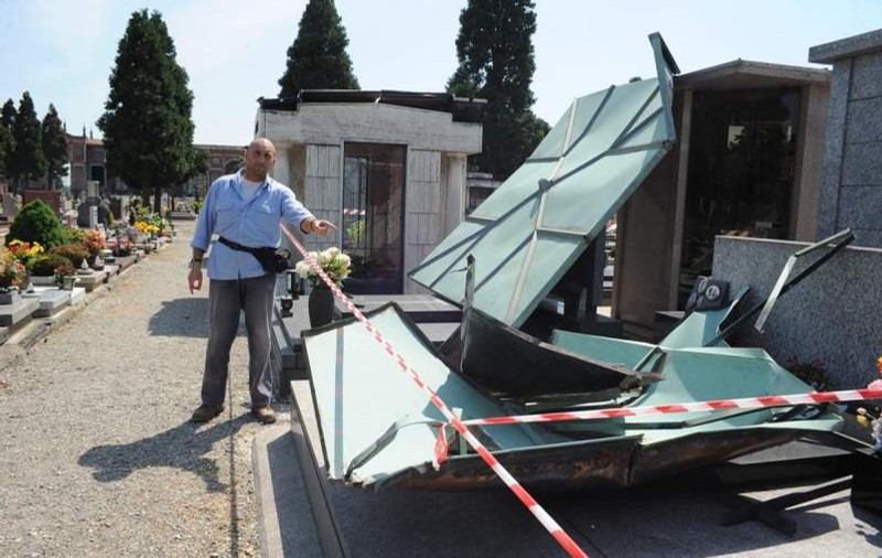 Șase români au vandalizat un cimitir în Italia. Au furat tot ce au găsit în cale