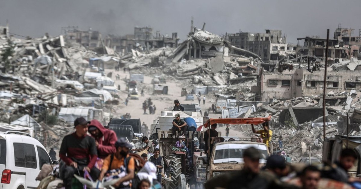 Palestinieni din Fâșia Gaza, într-o localitate distrusă de atacurile israeliene Foto: Hepta