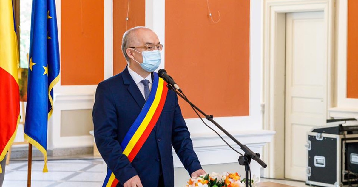 Primarul Emil Boc a oficiat căsătorii inedite în vremea coronavirusului. Cum s-a adaptat la „salutul Covid”