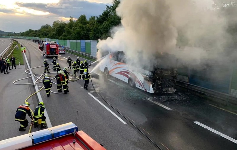 Un autocar cu 49 de români a fost mistuit de flăcări pe o autostradă din Austria. UPDATE MAE: "Oamenii sunt în afara oricărui pericol"