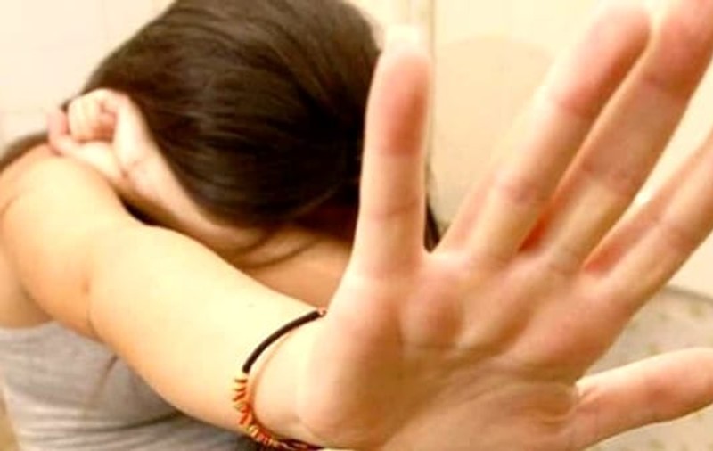 O româncă din Italia a consimțit violarea fiicei sale minore, timp de 4 ani. Șocantă este și identitatea agresorului sexual