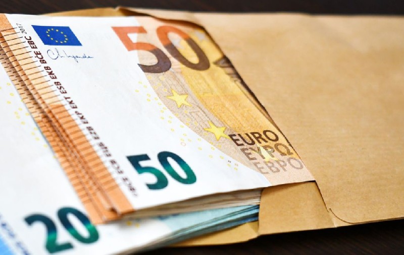 Doi români au filmat pe ascuns un profesor pensionar și i-au cerut 150.000 de euro, în Italia. Unul e arestat, celălalt a dispărut