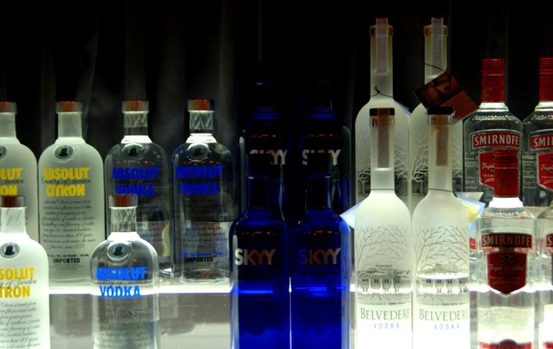 Turiştii din Dubai vor putea cumpăra alcool și din magazine. Care este principala condiție