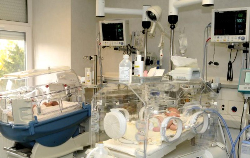 Bebeluși infectați cu stafilococ | Maternitățile din București ar putea fi închise câte o lună pe an
