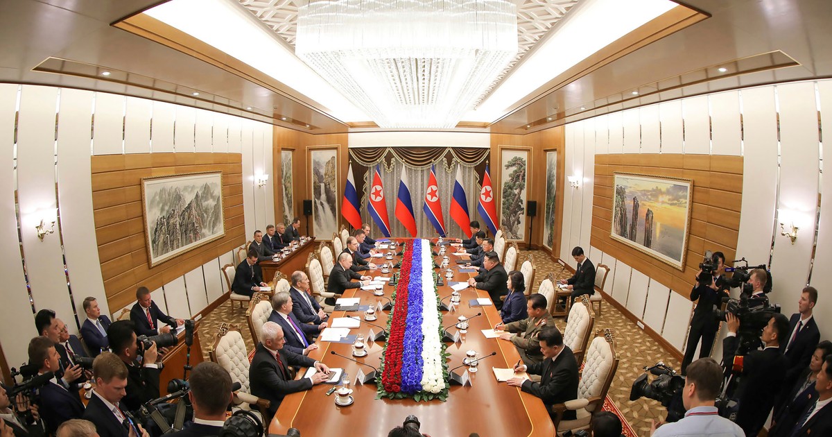 Liderul nord-coreean Kim Jong Un și președintele rus Vladimir Putin au o întâlnire la casa de oaspeți de stat din Phenian, Coreea de Nord, miercuri, 19 iunie Foto: Profimedia