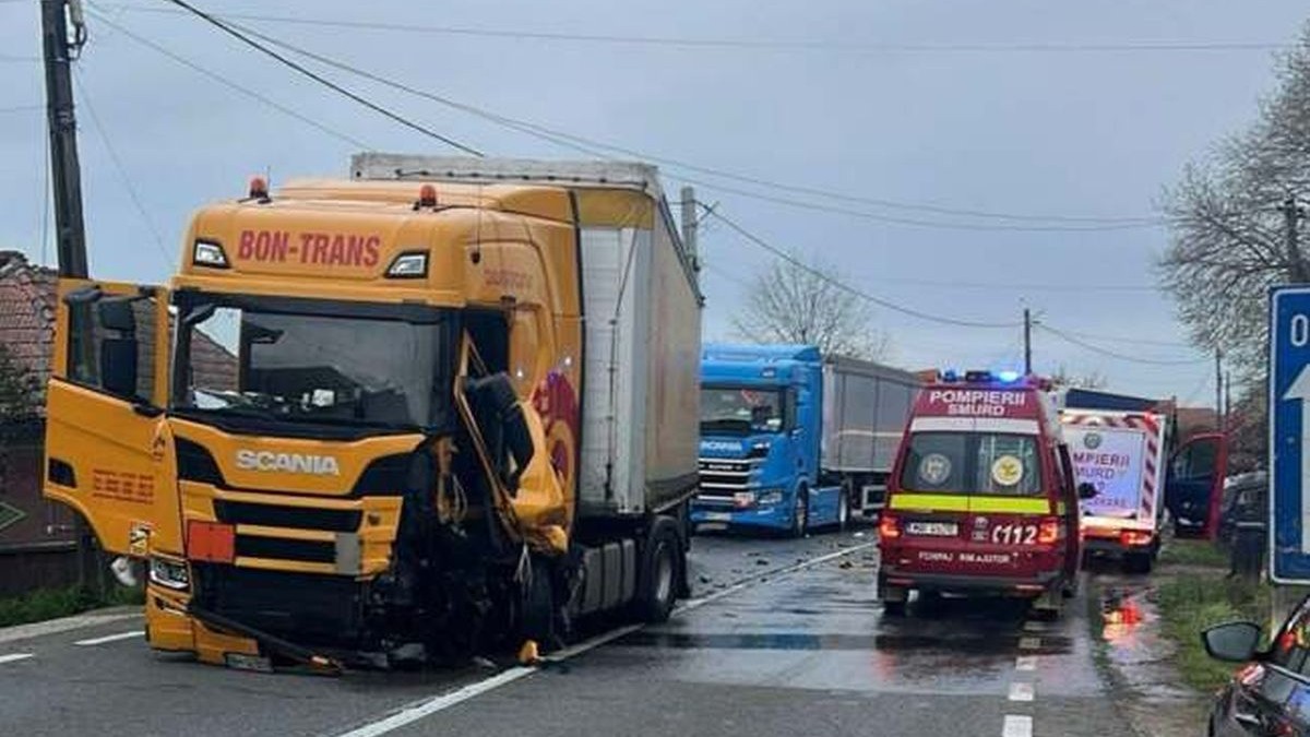 Trafic oprit pe DN1 în Bihor, după un impact puternic între un TIR și o mașină. Rezervorul camionului a fost spart