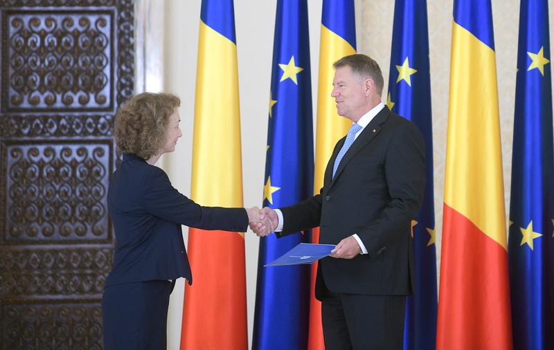 Simina Tănăsescu a depus jurământul de învestire în funcţia de judecător al CCR, la Palatul Cotroceni. Iohannis: "Vă urez succes. E important pentru noi!"