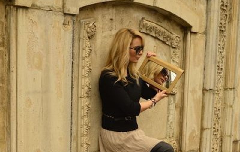 Ce geantă şic are Laura Cosoi! Îţi place? | FOTO