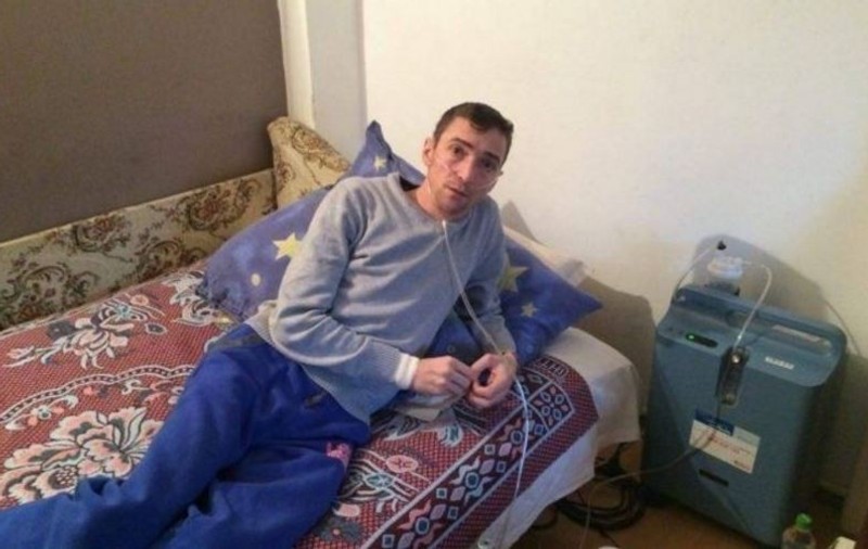 Un tânăr din Iași are nevoie de un transplant de plămâni ca să trăiască. Autoritățile nepăsătoare îi prelungesc chinul