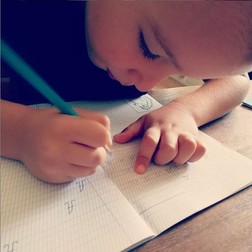 Kadri vrea să învețe să scrie deși abia a împlinit 4 ani