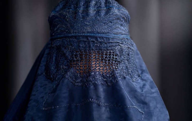 Prima sancțiune pentru încălcarea interdicției burka în Elveția pune în dificultate autoritățile