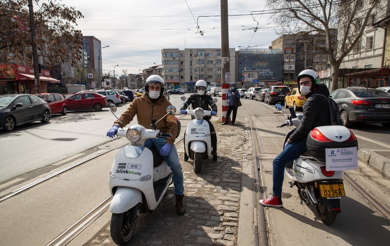 ”M-ați făcut să plâng. Sunteți eroii mei, să știți”. Studenții livrează: cum arată o zi din viața tinerilor care sar în ajutorul celor vulnerabili