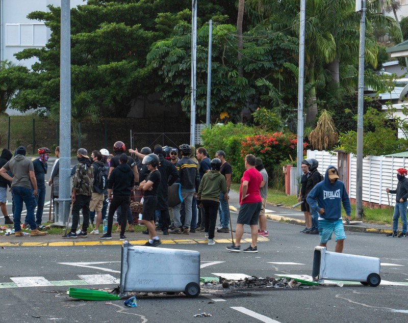 Revolte în Noua Caledonie, după o dezbatere din Parlamentul francez. Trei persoane, împușcate mortal. Macron declară starea de urgenţă