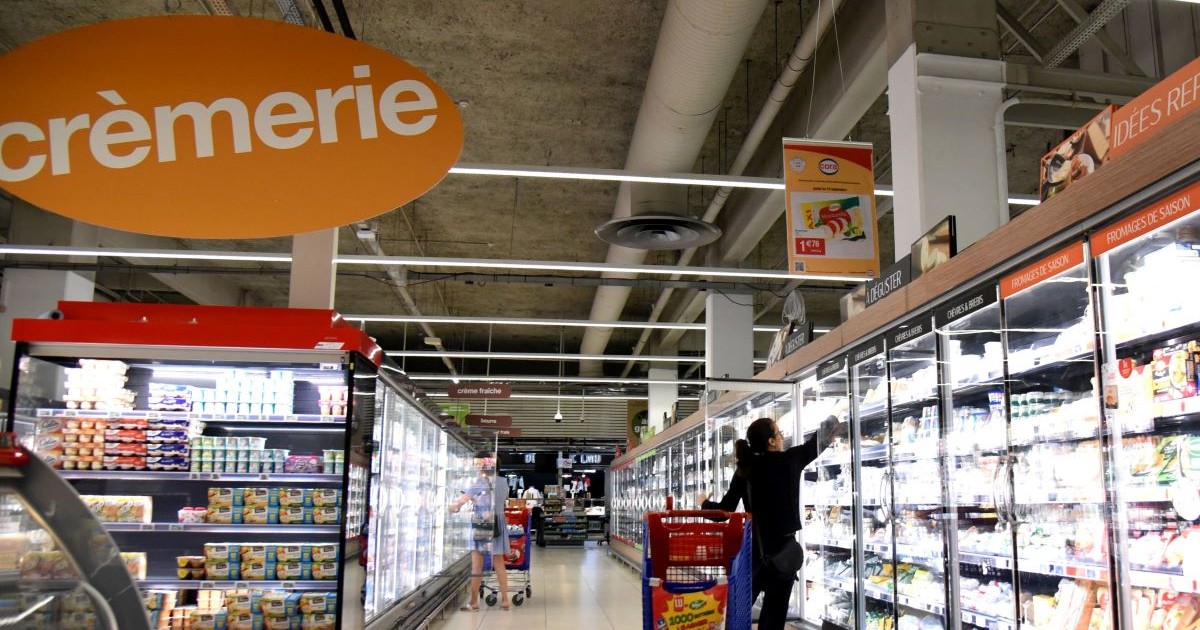 Femeie lacumparaturi printre rafturile unui supermarket. Foto cu caracter ilustrativ