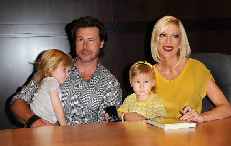 Soţul lui Tori Spelling, la terapie intensivă după un grav accident de motocicletă