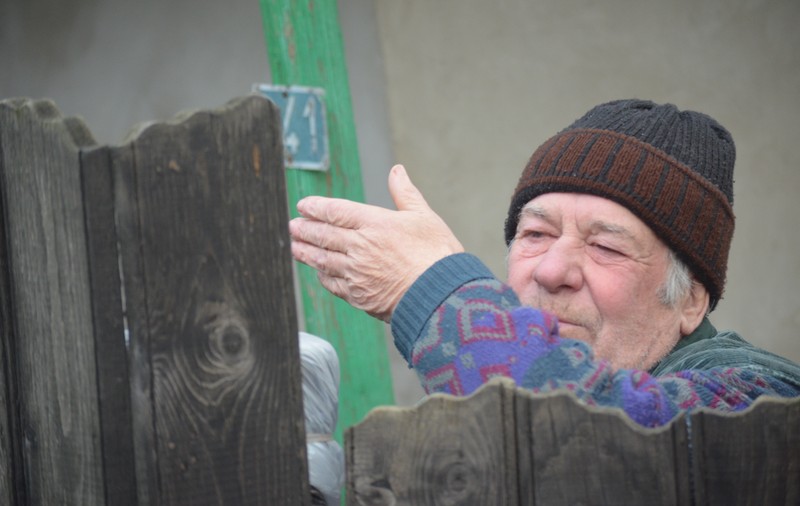 Nămoloasa, singurul sat rupt de județul lui, și filozofia lui nea Costică, bătrânul care locuiește unde se termină drumul. ”Și lumea, tată”
