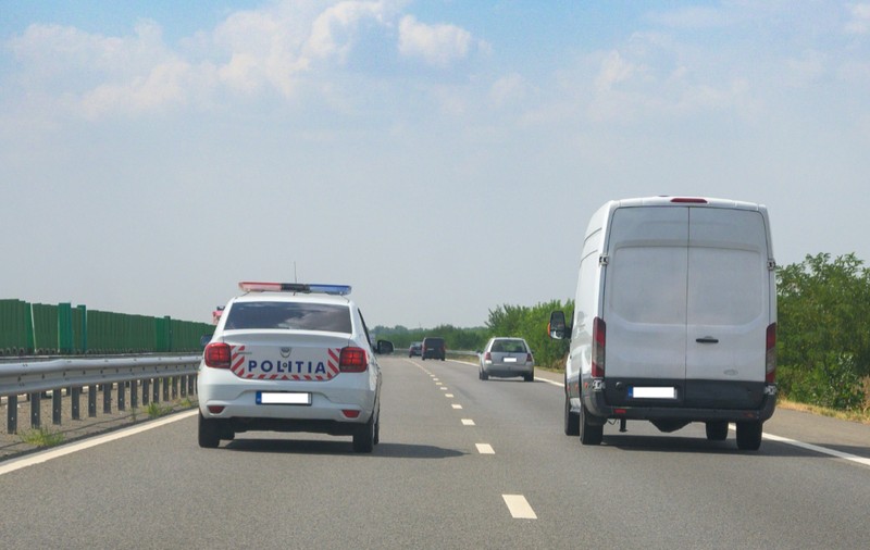 Un șofer urmărit pentru furt și conducere fără permis, prins de polițiști după o cursa ca-n filme pe A2