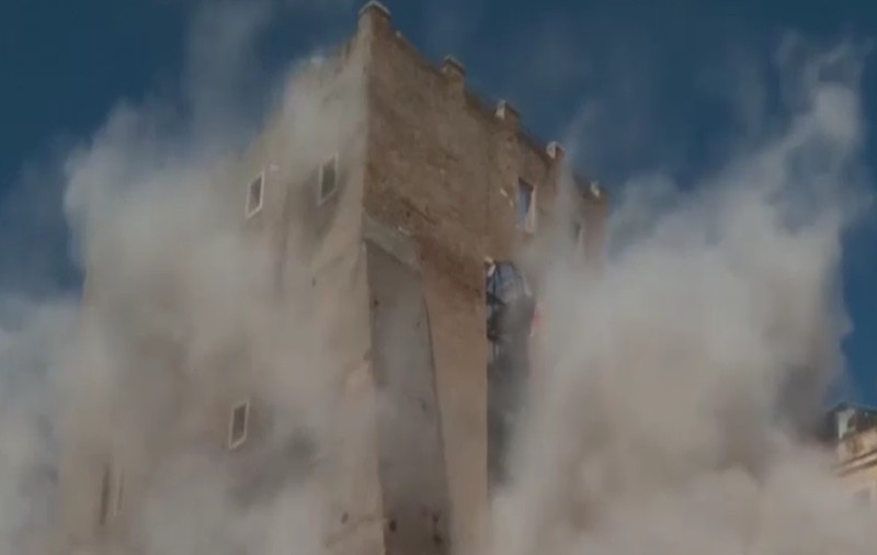 Doi muncitori români au fost prinși sub dărâmături, după prăbușirea turnului medieval Torre dei Conti, lângă Colosseum
