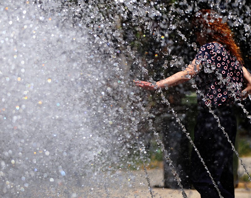 IMAGINI din Bucureștiul aprins de caniculă. A treia zi cu temperaturi de peste 35 de grade Celsius