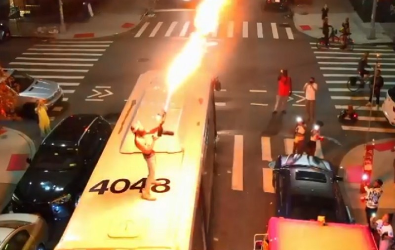 VIDEO | Un bărbat din SUA s-a urcat pe un autobuz aglomerat și a început să tragă cu un aruncător de flăcări în aer