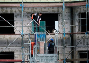 Muncitori în construcții lucrează pe un șantier din Germania / EPA