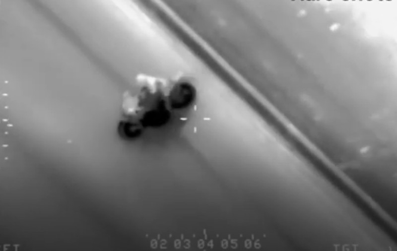 VIDEO  | Un motociclist român a gonit pe străzile din Londra cu 290 km/h. Tânărul a fost urmărit de polițiști cu elicopterul
