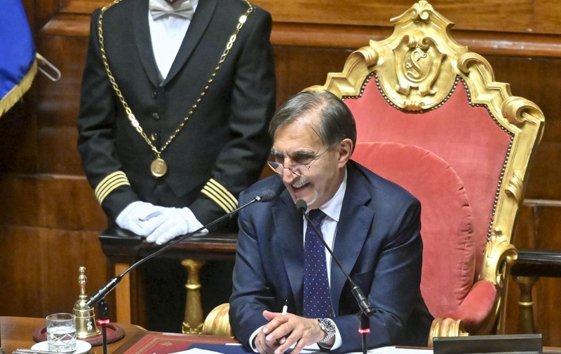 Un colecționar de suvenire fasciste a fost ales la șefia Senatului italian, iar votul anunță primele fisuri în coaliția de dreapta de la Roma
