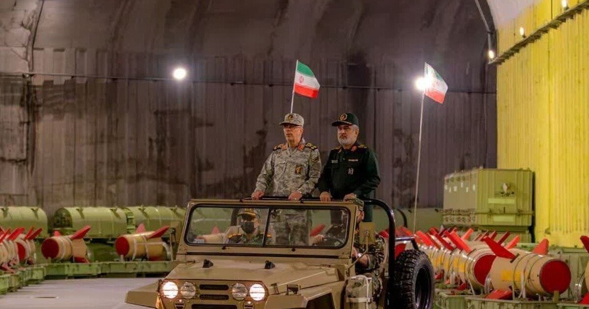 Generalii Mohammad Bagheri (stânga) și Hossein Salami (dreapta) într-o fotografie de propagandă a regimului din Iran, cu rachete pe fundal Foto: Profimedia