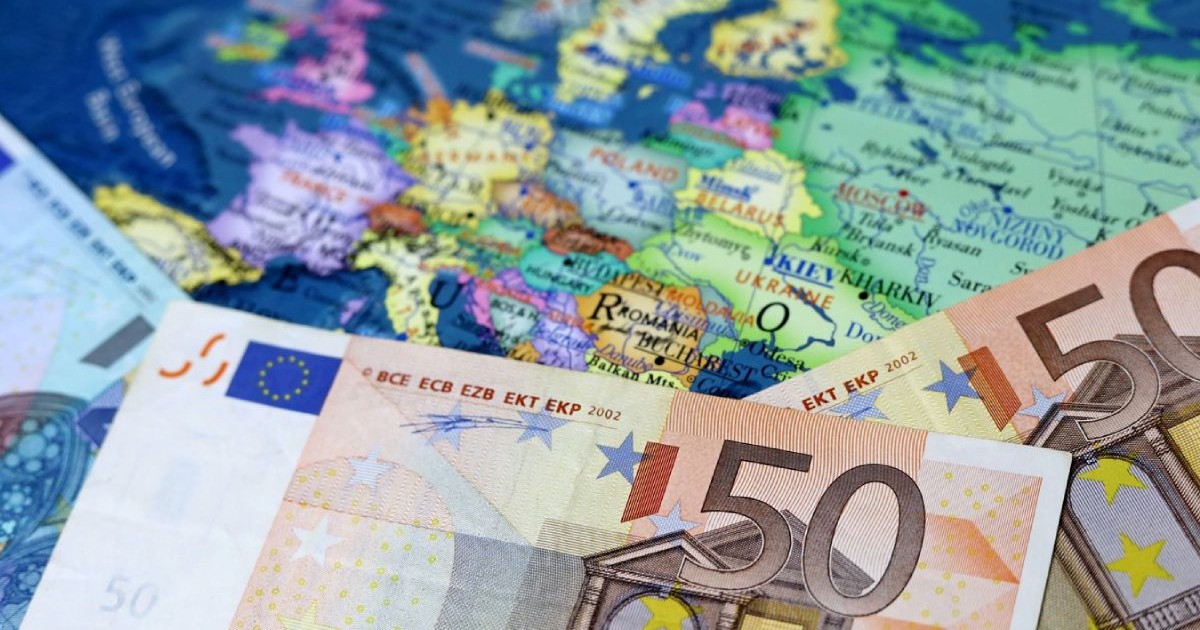 Bancnote euro pe harta Europei. Conceptul de zonă euro, economia europeană