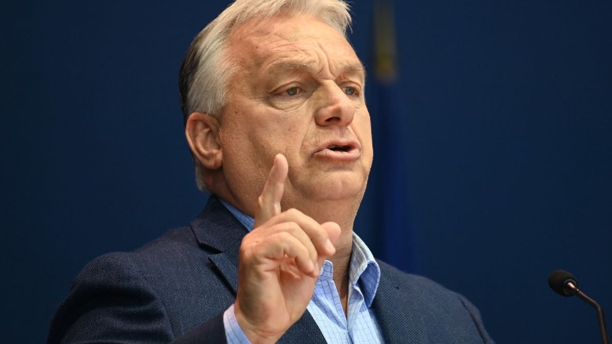 Prim-ministrul Ungariei, Viktor Orban, îmbrăcat în costul albastru închis, fără cravată, se adresează publicului la un eveniment în Franța, pe 9 iunie 2025
