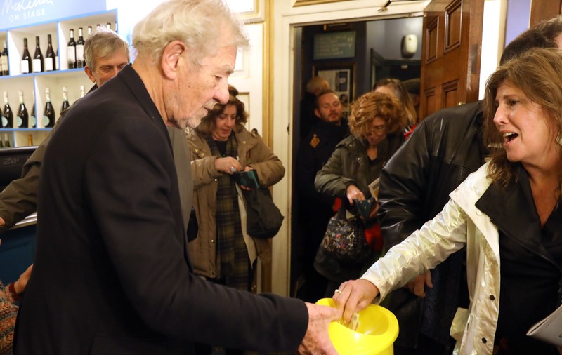 Sir Ian McKellen strânge bani cu găleata în holul teatrului, pentru proiecte caritabile! A adunat 3 milioane de lire sterline!