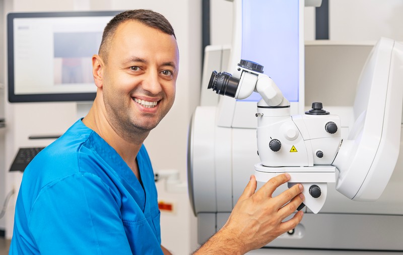 Profil de medic de top: cum lucrează chirurgul cu cea mai mare rețea de clinici oftalmologice private din România - 5 clinici și peste 20.000 de operații la activ