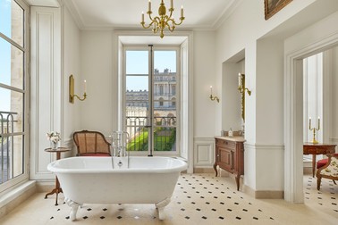 Camerele hotelului au vedere către Palatul VErsailles