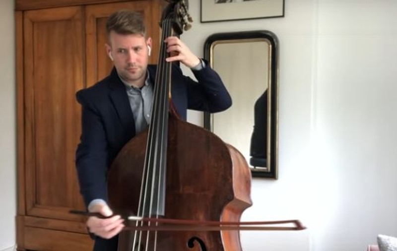 Spectacol de muzică clasică transmis din dormitor. Membrii Orchestrei Filarmonice din Rotterdam cântă Beethoven din izolare