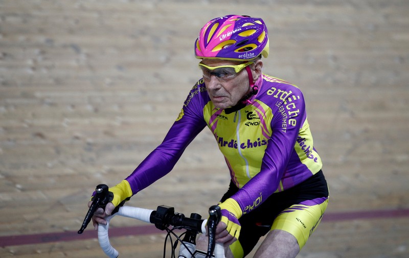 Un ciclist de 105 ani a pedalat o oră pe un velodrom: ”M-au durut mâinile, că am reumatism!”