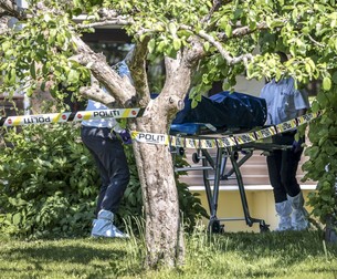 Cadavrul tinerei ucise de român, ridicat din casa în care a fost omorâtă. Foto: Tore Kristiansen, VG