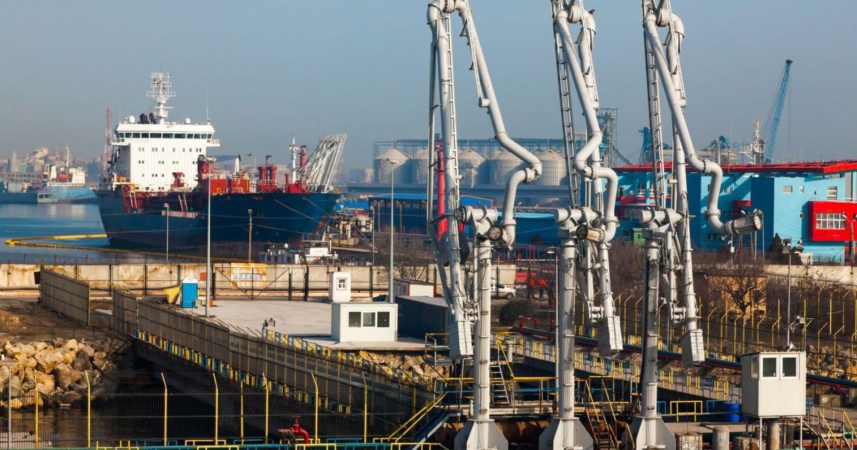 Terminal pentru cisterne în portul Constanța, România. O dană pentru cisterne cu stații de alimentare cu combustibil și o navă cisternă andocată la dană.