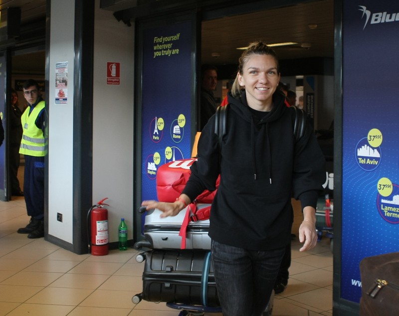 Simona Halep s-a întors acasă supărată și accidentată. A refuzat primirea la Salonul Oficial. Îmbulzeală la aeroport / GALERIE FOTO