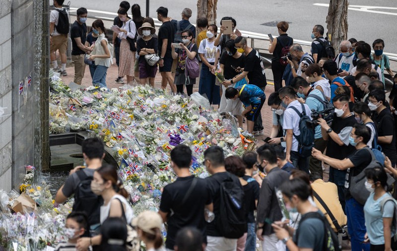 Bărbat care cânta la muzicuță în fața consulatului britanic din Hong Kong, arestat pentru „acte de răzvrătire”