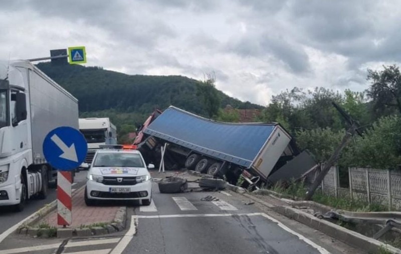Un TIR a blocat traficul între Cluj și Oradea, după ce a lovit un parapet metalic și a doborât doi stâlpi