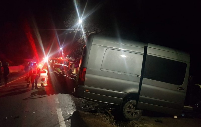 Două persoane au murit și patru au fost rănite, după un accident auto în Covasna. Un microbuz și un autoturism s-au lovit frontal pe DN11