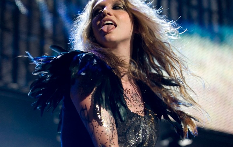Solista Ke$ha a vomitat în şifonierul lui Paris Hilton