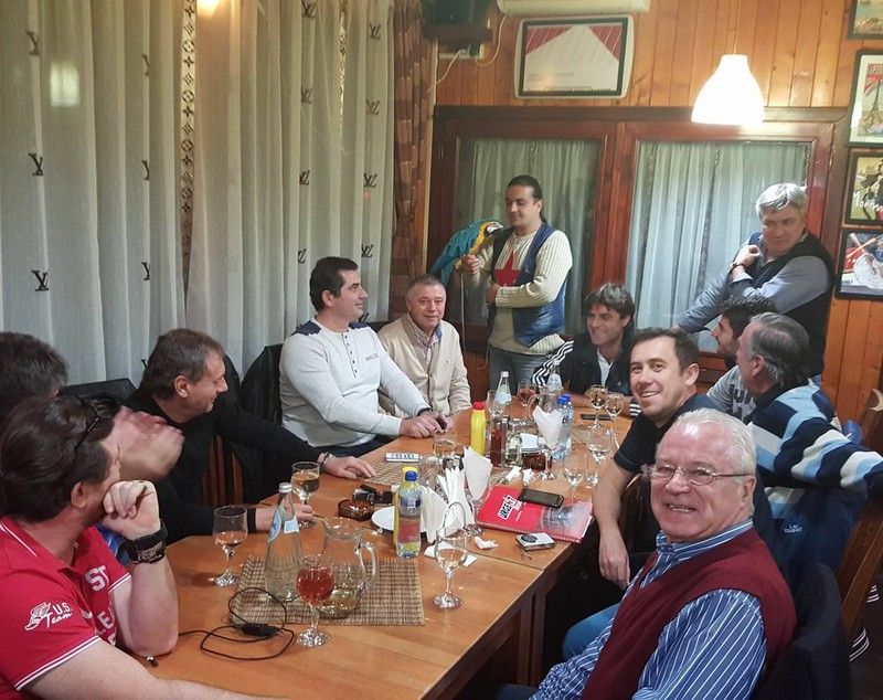 ”Au ciocnit un pahar, mă rog, mai multe (!), Viorel Kraus, Ion Goanță, "Bimbo" Paraschiv, Ion Manu, Bratu Pârvu, Leontin Toader, Ștefan Popa, Ilie Balaci, Costin Manea și...subsemnatul!”. Balaci, la party / VIDEO