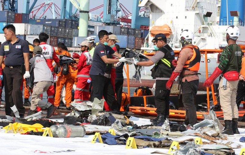UPDATE | Accident aviatic în Indonezia. Echipele de salvare au recuperat 6 cadavre. Înainte ca avionul Lion Air să se prăbușească în mare, pilotul a raportat defecțiuni tehnice (FOTO și VIDEO)