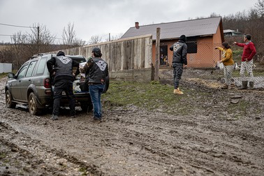 Motocicliştii au trecut cu daruri şi înainte de Crăciun și pe la familia Grosu, din satul Ruşi. Costel şi Petronela au şase copii