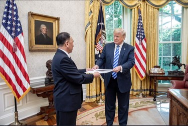 Kim Jong-un i-a trimis lui Donald Trump o scrisoare uriașă