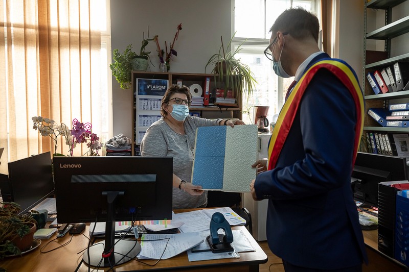Dominic Fritz a făcut turul birourilor din primărie, a salutat angajaţii şi le-a pus întrebări despre activitatea lor
