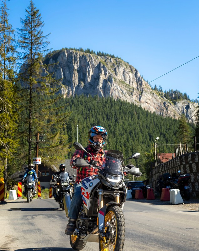 Ce a făcut președintele ceh Petr Pavel în vacanța pe motocicletă din România. A salvat un om care avea o criză de epilepsie, a văzut urși, a făcut baie în lac și cumpărături la supermarket: „E o țară superbă”