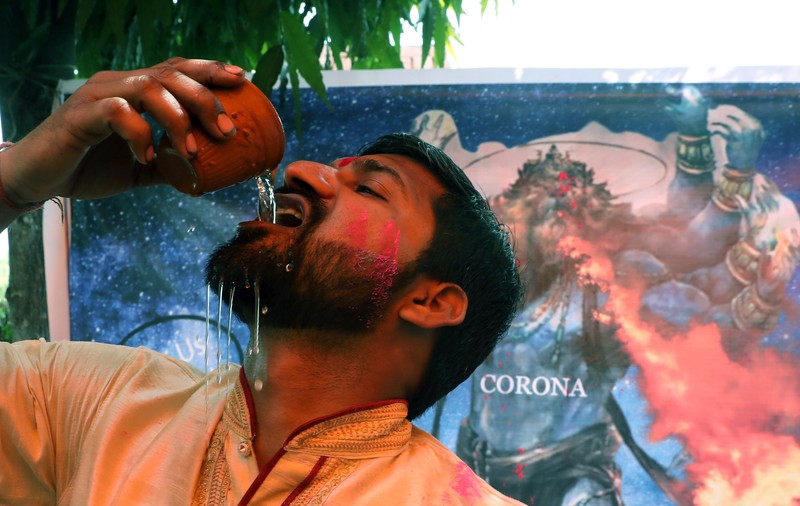 Cele mai ciudate „medicamente” pentru coronavirus: de la urina de vacă, la ceaiuri naturiste și rugăciuni. La ce soluții s-au gândit unii șefi de stat