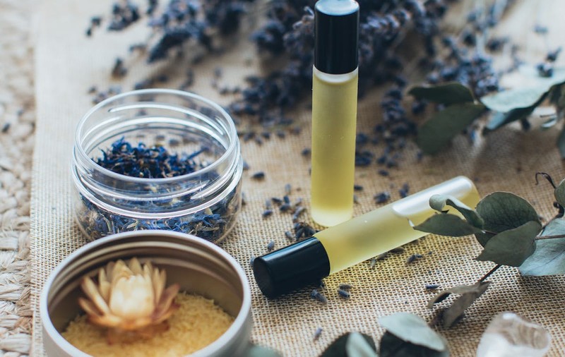 Apa de parfum versus apa de toaletă: Care este alegerea potrivită pentru tine?